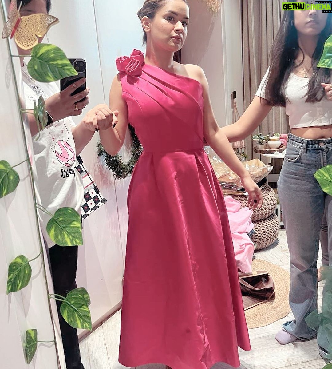 Avneet Kaur Instagram - January 2024…. In between shoots, fittings, dance, books, food and 🤳🏻💗✈️🍃 #dump
