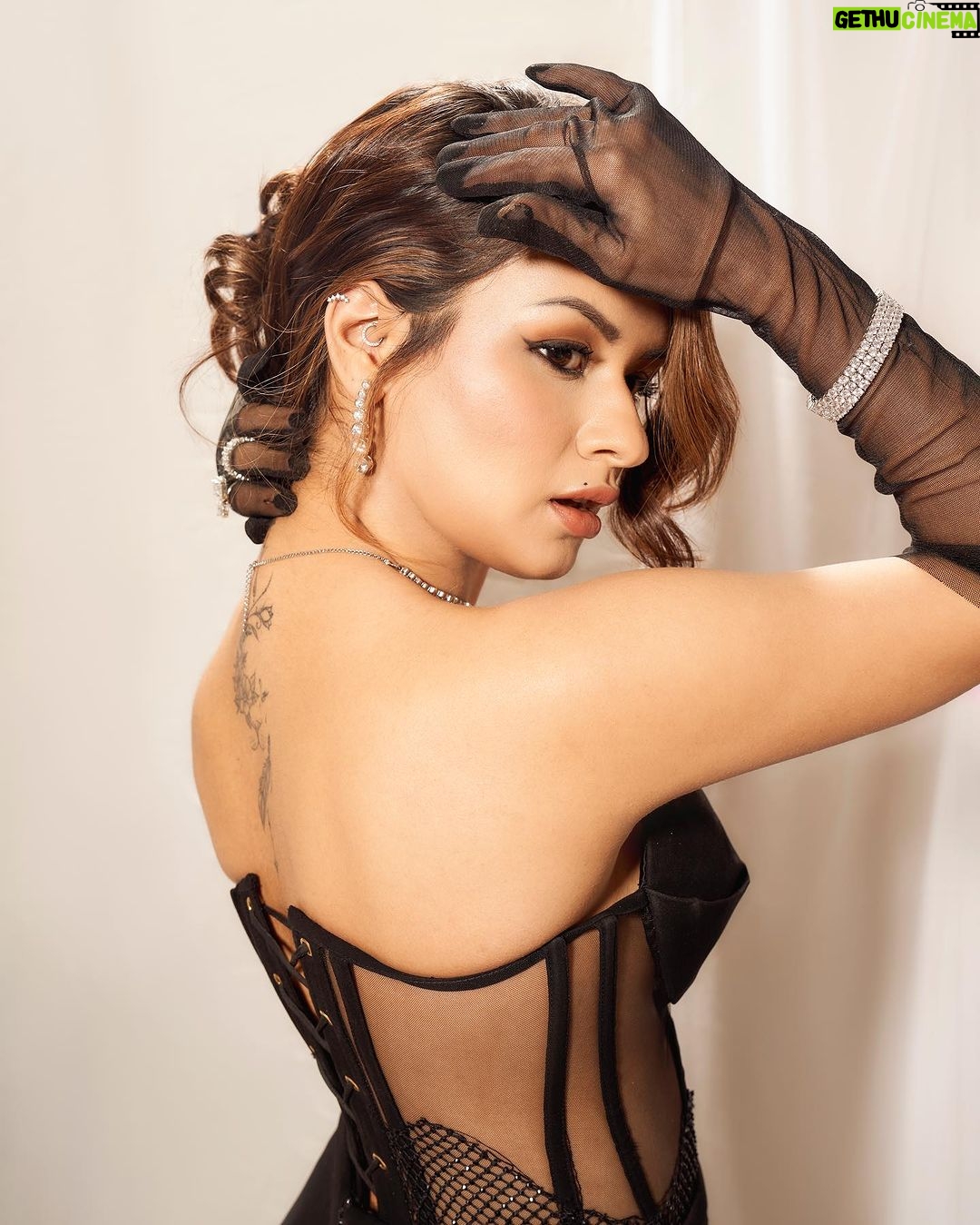 Avneet Kaur Instagram - Oh so close!🖤 @filmfare #2024 Styled @natashaabothra Outfit @manishgharatofficial Neckpiece and earring :- @aquamarine_jewellery Hair @fainyraghani_mua @becoming_beautiful_._ bracelets and ring @mozaati Styling Assistant @mausmi_mitra_ @dhwaniivithalani_22 @styledbypritimehta 📷- @visualaffairs_va