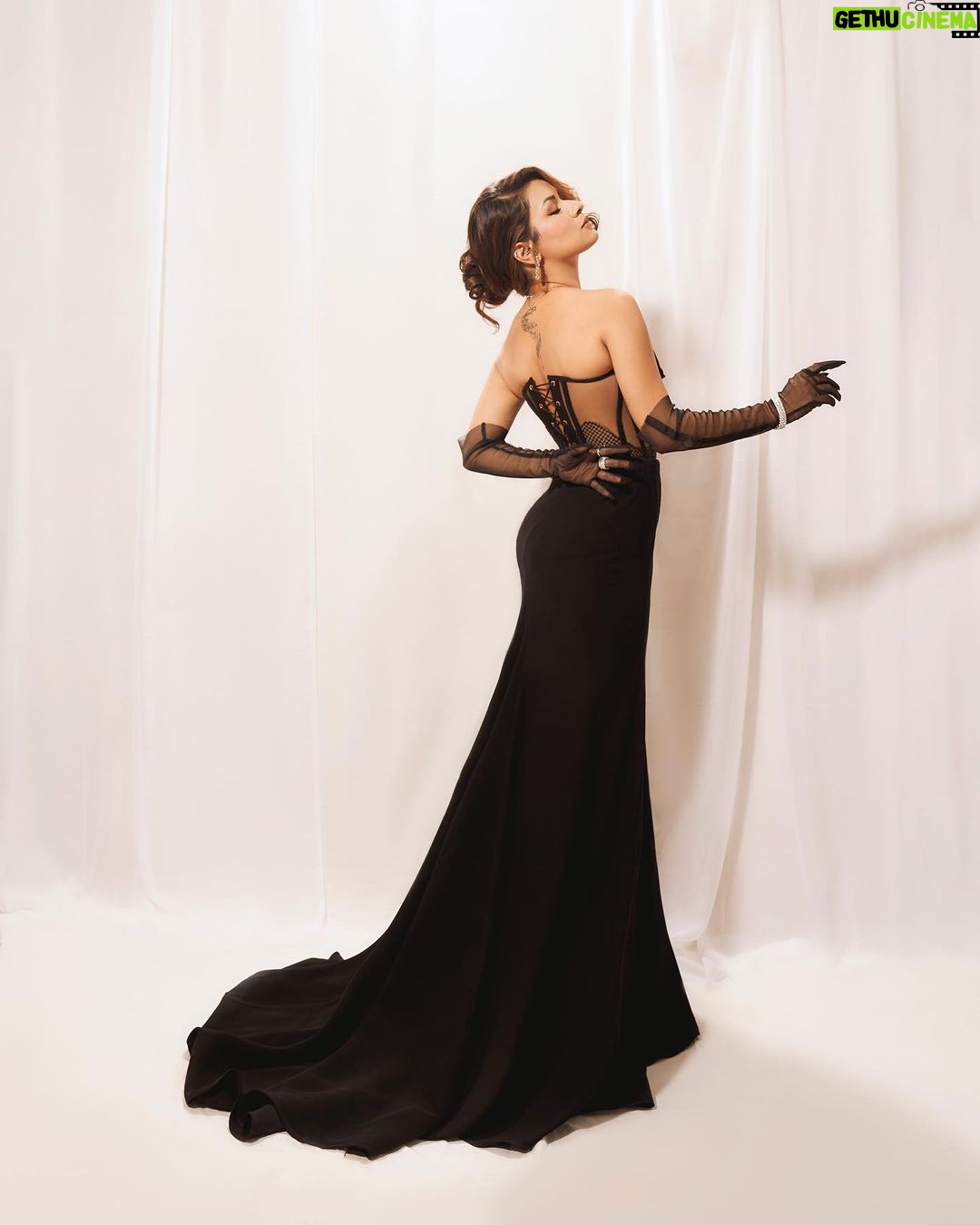 Avneet Kaur Instagram - Filmfare #2024 🖤✨ @filmfare Styled @natashaabothra Outfit @manishgharatofficial Neckpiece and earring :- @aquamarine_jewellery Hair @fainyraghani_mua @becoming_beautiful_._ bracelets and ring @mozaati Styling Assistant @mausmi_mitra_ @dhwaniivithalani_22 @styledbypritimehta 📷- @visualaffairs_va