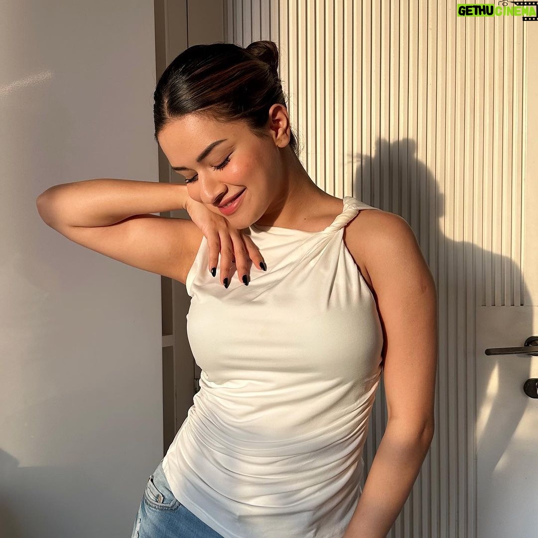 Avneet Kaur Instagram - in my clean girl era 🤍🌅