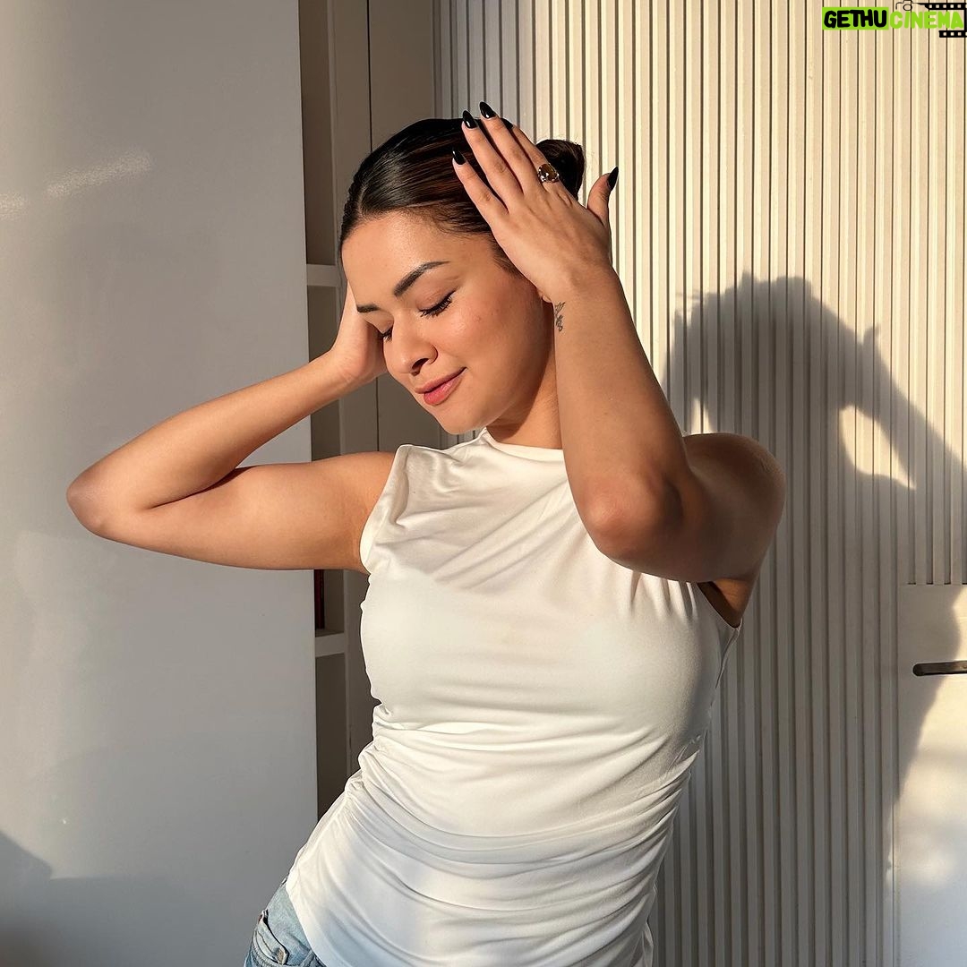 Avneet Kaur Instagram - in my clean girl era 🤍🌅