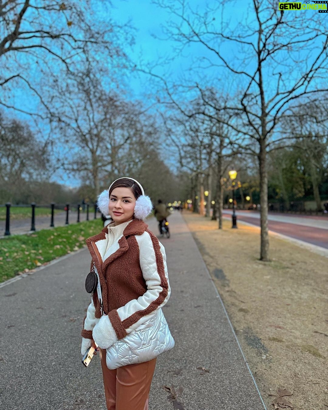 Avneet Kaur Instagram - It's your road, and yours alone, others may walk it with you, but no one can walk it for you 🍁🍂🤍❄️