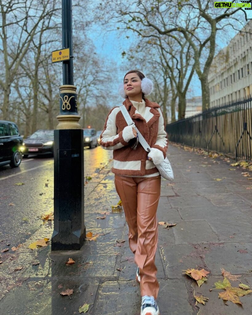 Avneet Kaur Instagram - It's your road, and yours alone, others may walk it with you, but no one can walk it for you 🍁🍂🤍❄️