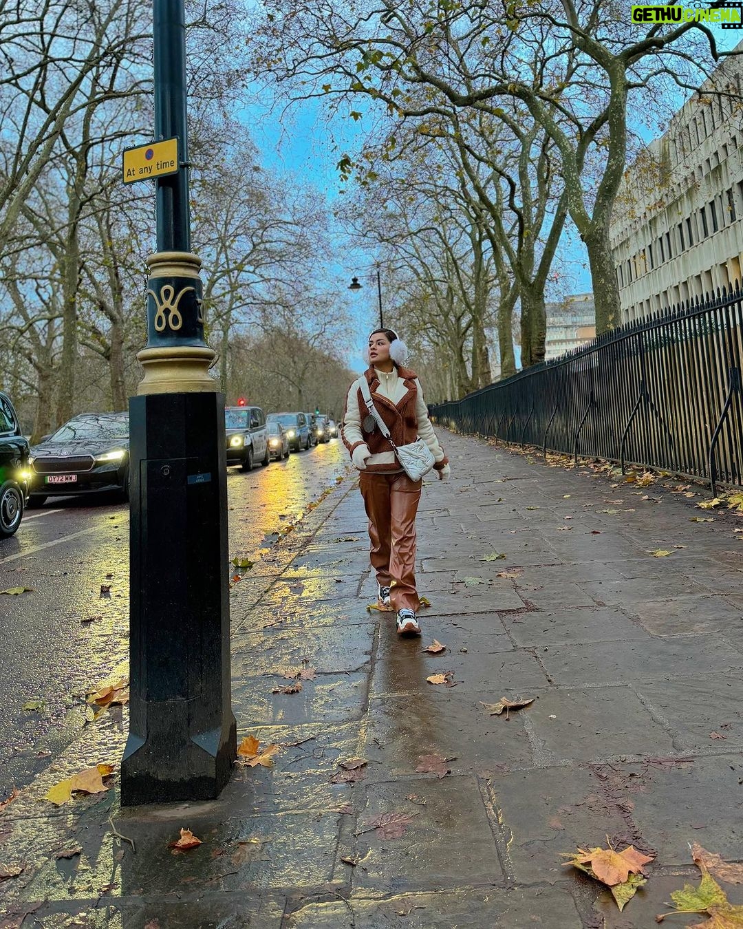 Avneet Kaur Instagram - It's your road, and yours alone, others may walk it with you, but no one can walk it for you 🍁🍂🤍❄️
