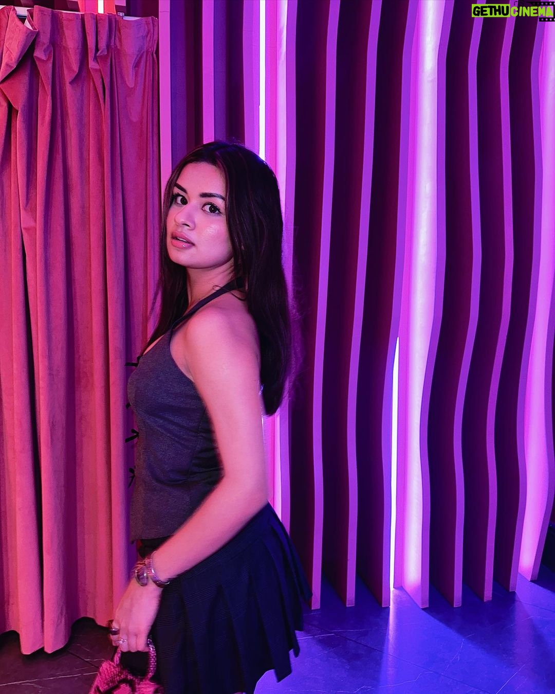 Avneet Kaur Instagram - The sky fell down, but you’ve got stars in your eyes.💗 Dubai, United Arab Emirates