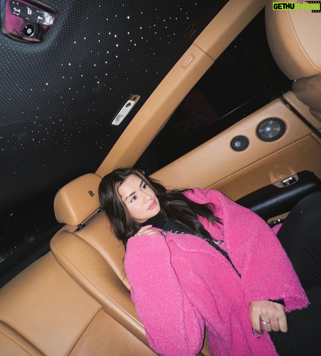 Avneet Kaur Instagram - 🚀🌌 London, United Kingdom