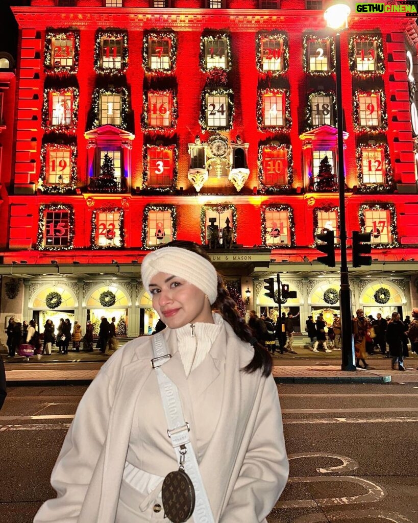 Avneet Kaur Instagram - Merry Christmas 🎅🏻🎄♥️ London, United Kingdom