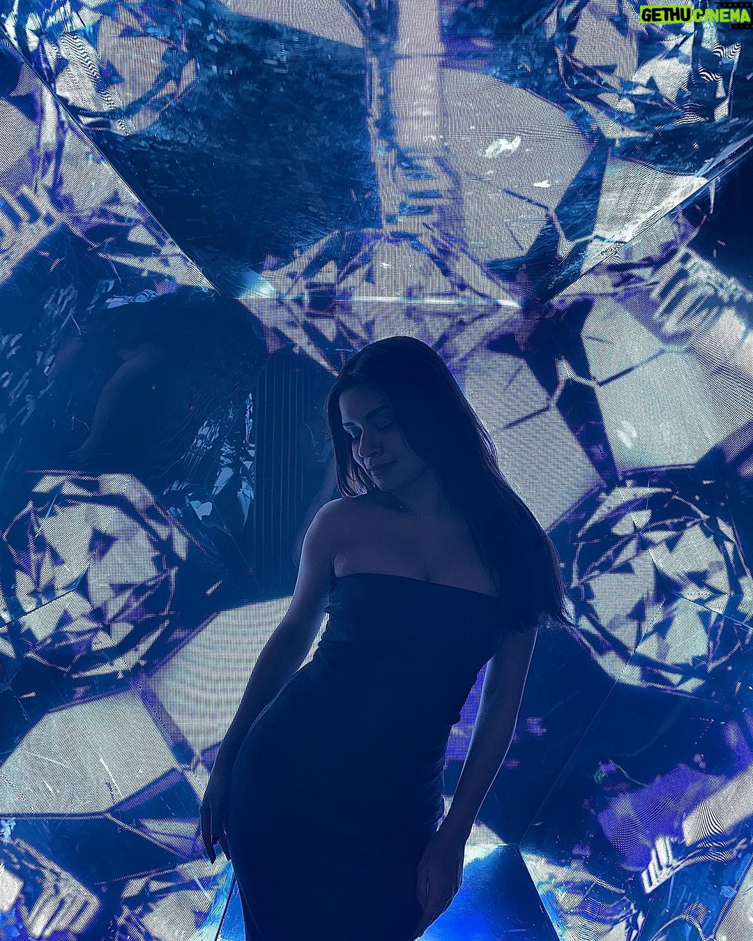Avneet Kaur Instagram - I found these pictures damn cool 💙⚡️ London, United Kingdom
