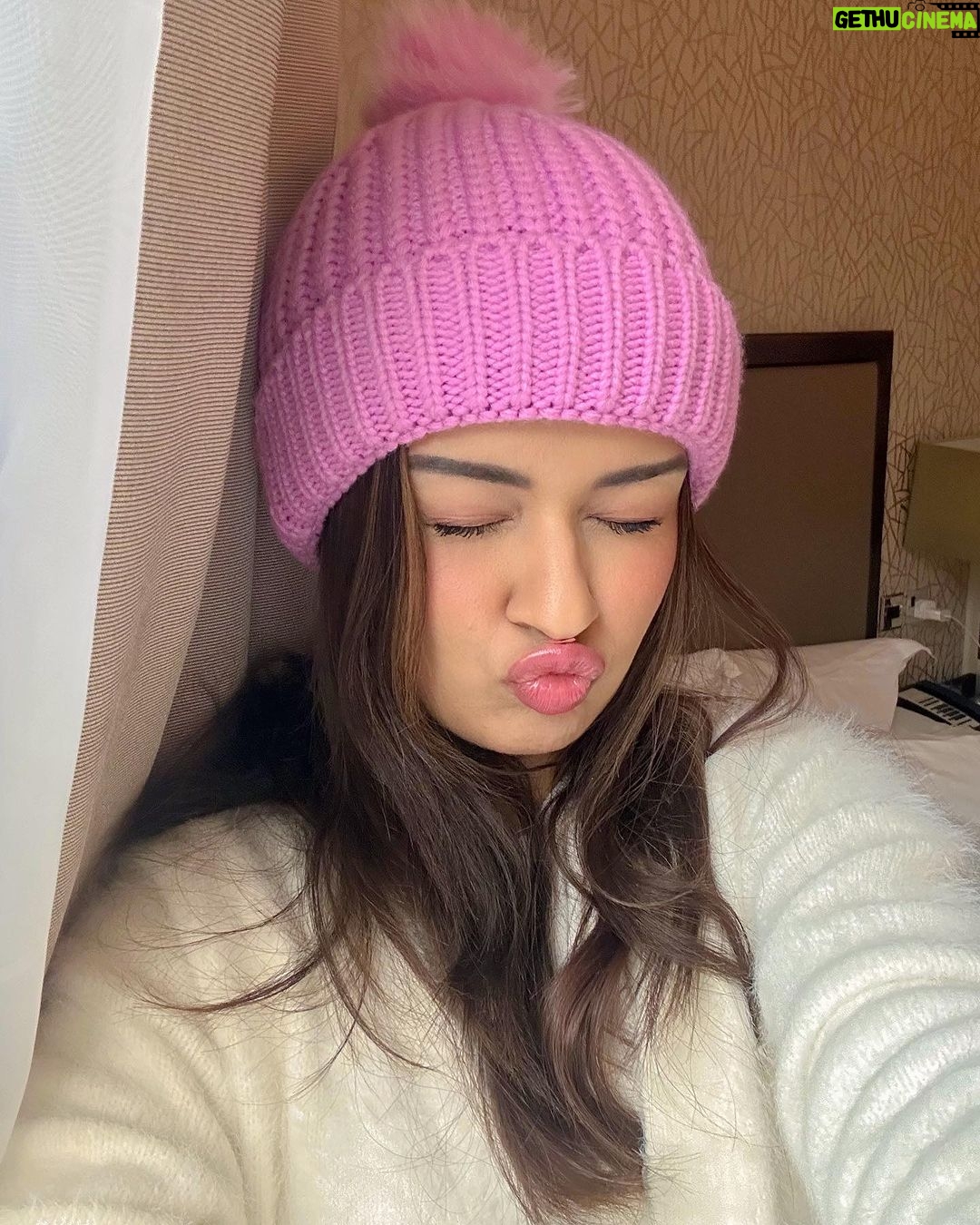 Avneet Kaur Instagram - Cold London mornings and my many moods💖❄️🍂⛄️ London, United Kingdom
