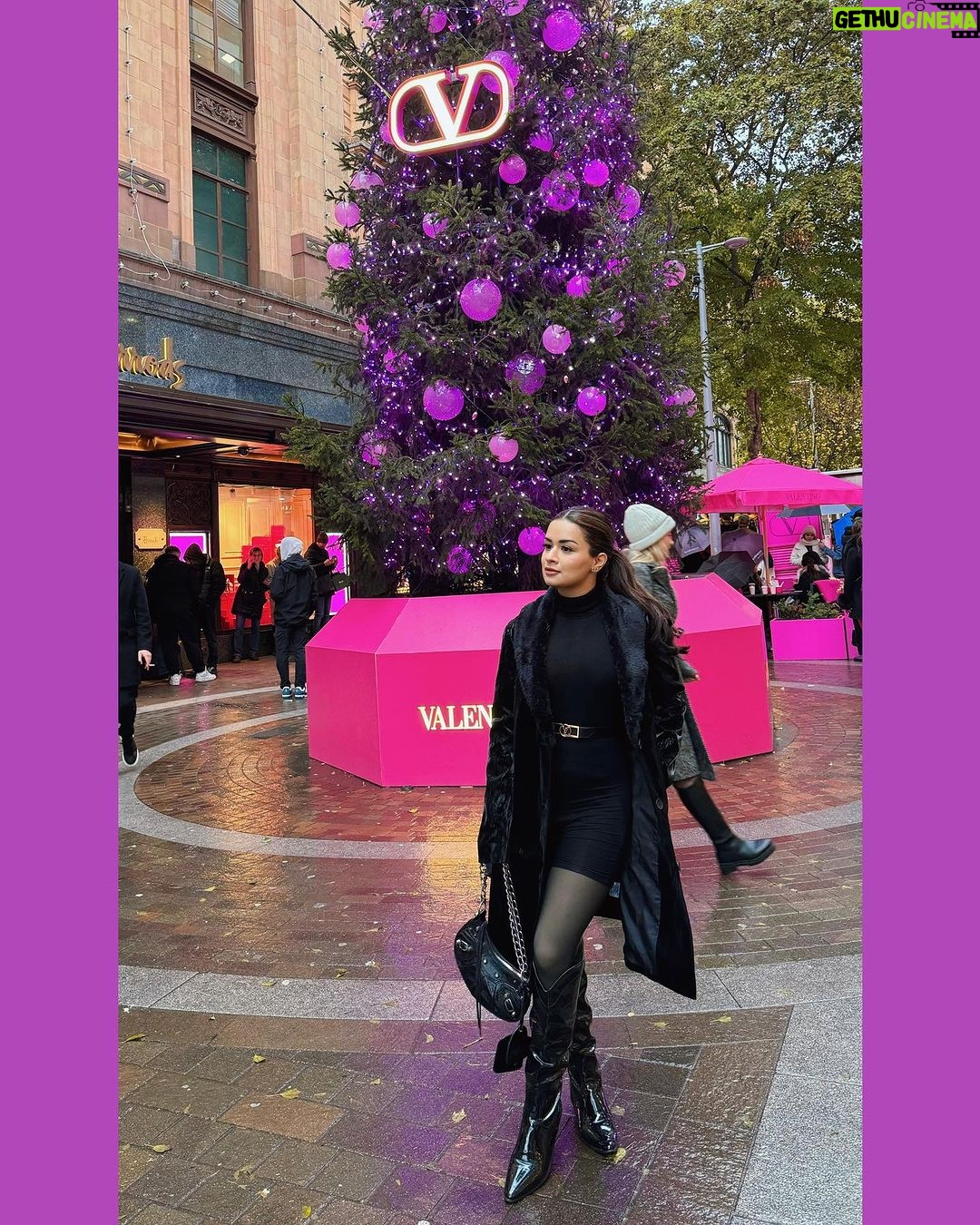 Avneet Kaur Instagram - London during Christmas 💜❄️⛄️🎄🍬 London, United Kingdom