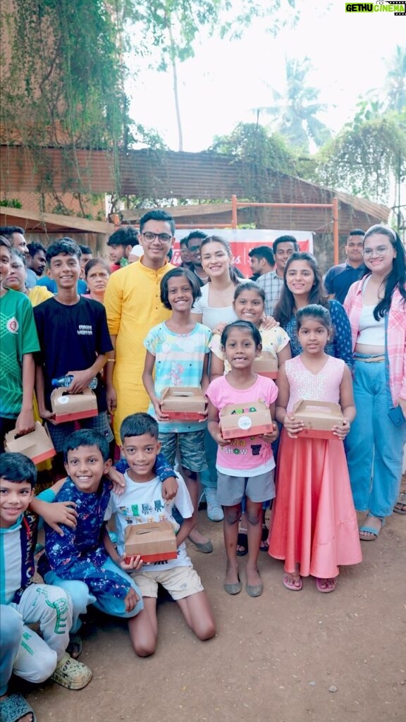 Avneet Kaur Instagram - Diwali & Children’s Day is about happiness and I was here at the right place at the right time spreading little joy to these beautiful kids. Their smiles were brighter than the lights and fireworks. Thankyou @bhamlafoundation @saherbhamla for making me a part of your Sharing Is Caring campaign.🙏🏻♥️