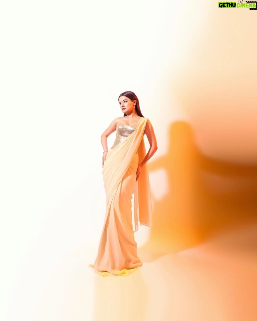 Avneet Kaur Instagram - You’re so golden ⚜️ Styling @kmundhe4442 Wearing @manishgharatofficial 📷 @vishwasgonsalves