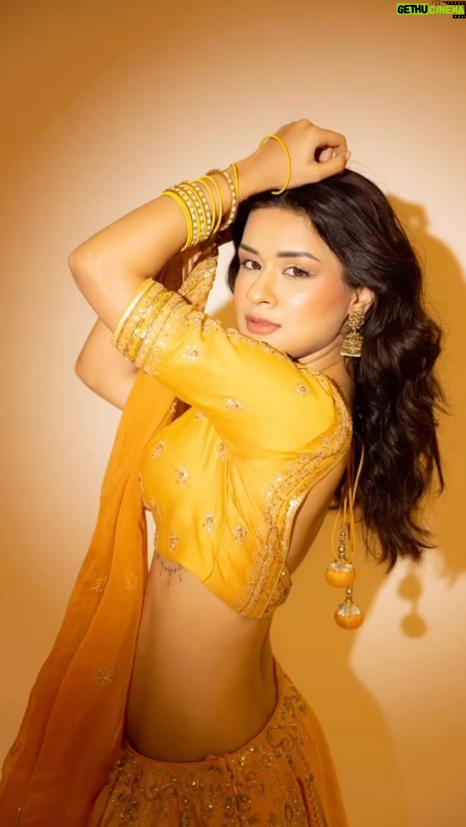 Avneet Kaur Instagram - Ladoo peela colour! 💛🌻🍋☀️