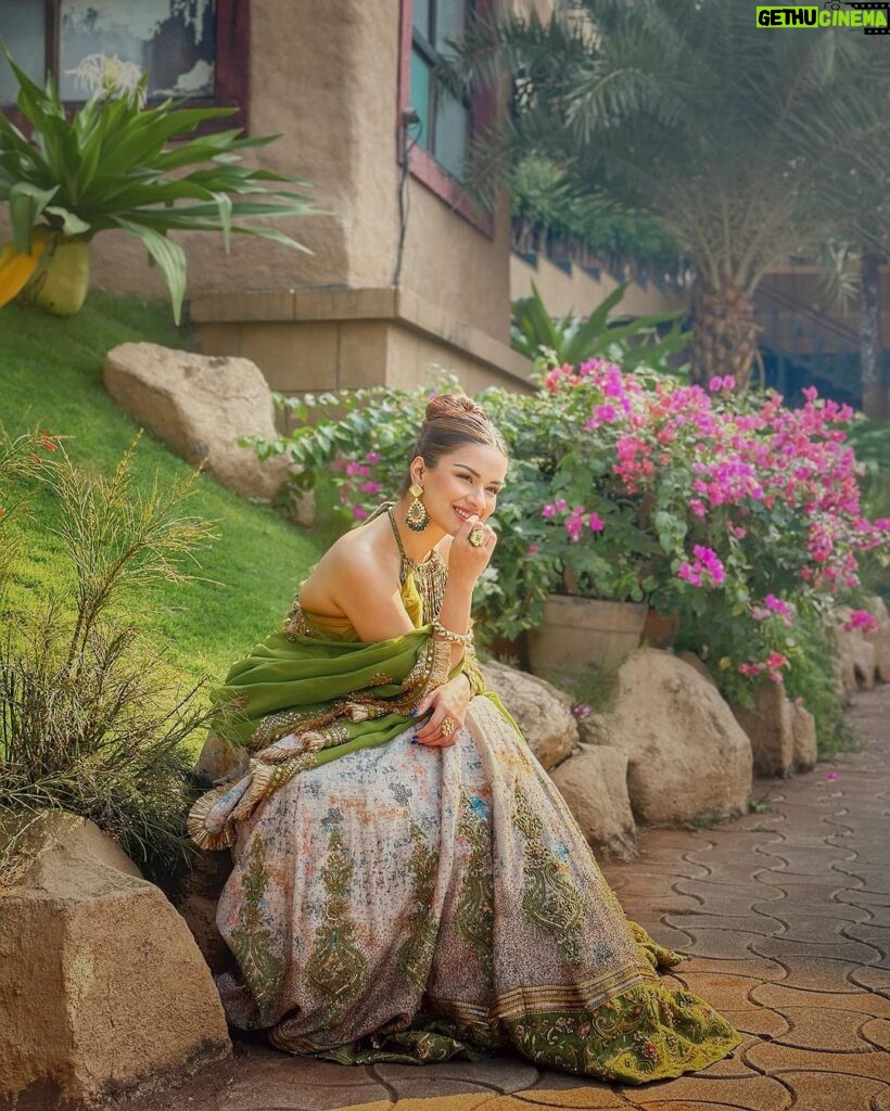 Avneet Kaur Instagram - Shaadi ka season hai 💚💛 #mehendi Outfit:- @studiobagechaa Earings:- @chandrakalm_jewellery Stylist:- @_vaishnavii.3011 @styledbykashishmutha Pune, Maharashtra