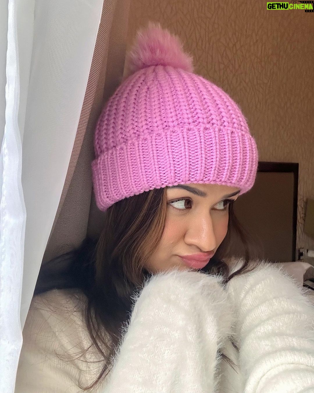 Avneet Kaur Instagram - Cold London mornings and my many moods💖❄️🍂⛄️ London, United Kingdom