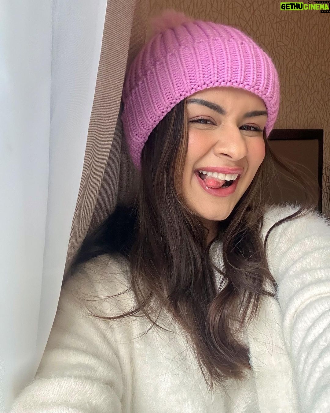 Avneet Kaur Instagram - Cold London mornings and my many moods💖❄️🍂⛄️ London, United Kingdom