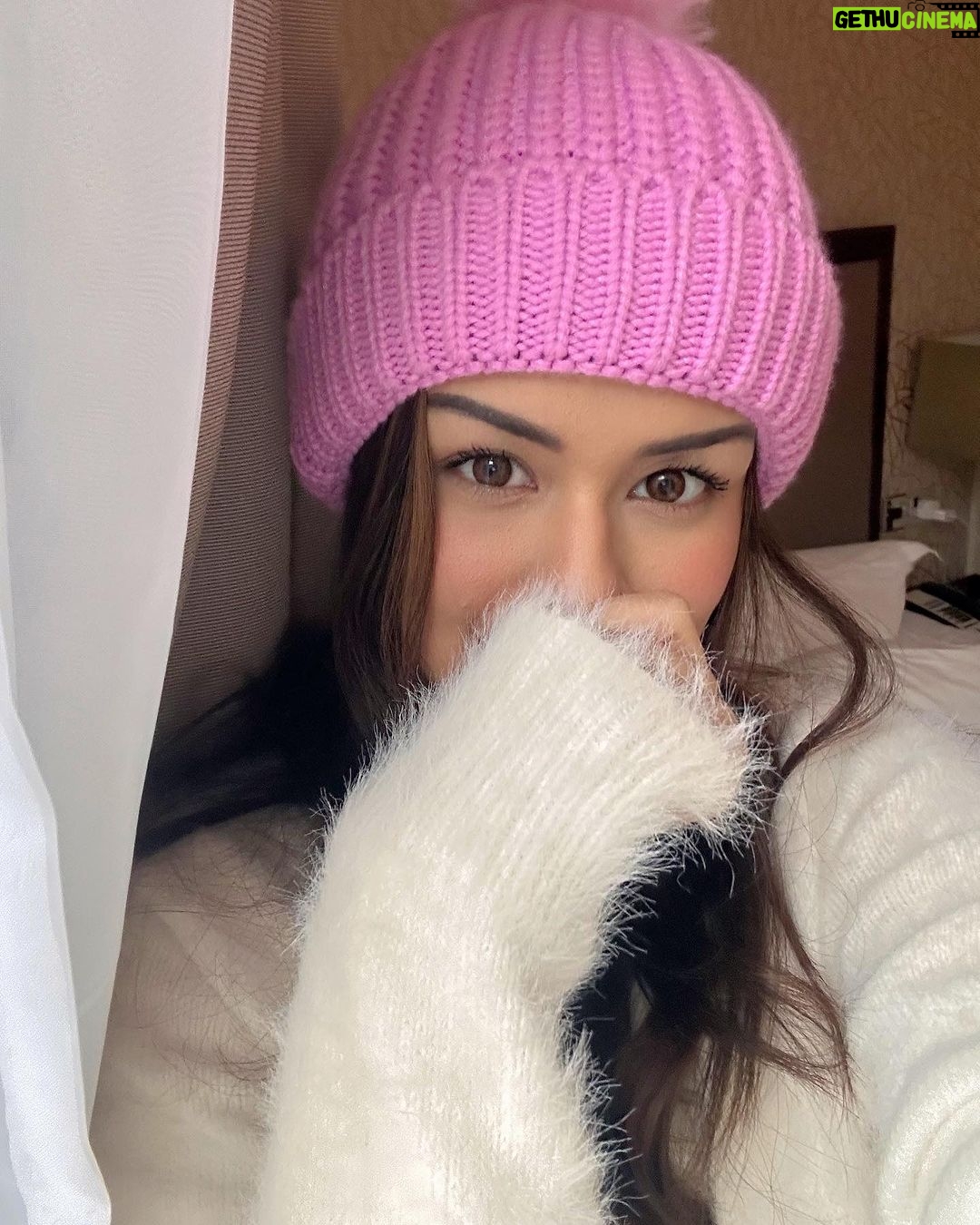 Avneet Kaur Instagram - Cold London mornings and my many moods💖❄️🍂⛄️ London, United Kingdom