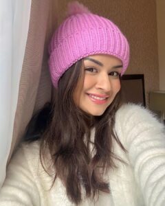 Avneet Kaur Instagram - Cold London mornings and my many moods💖❄️🍂⛄️ London, United Kingdom