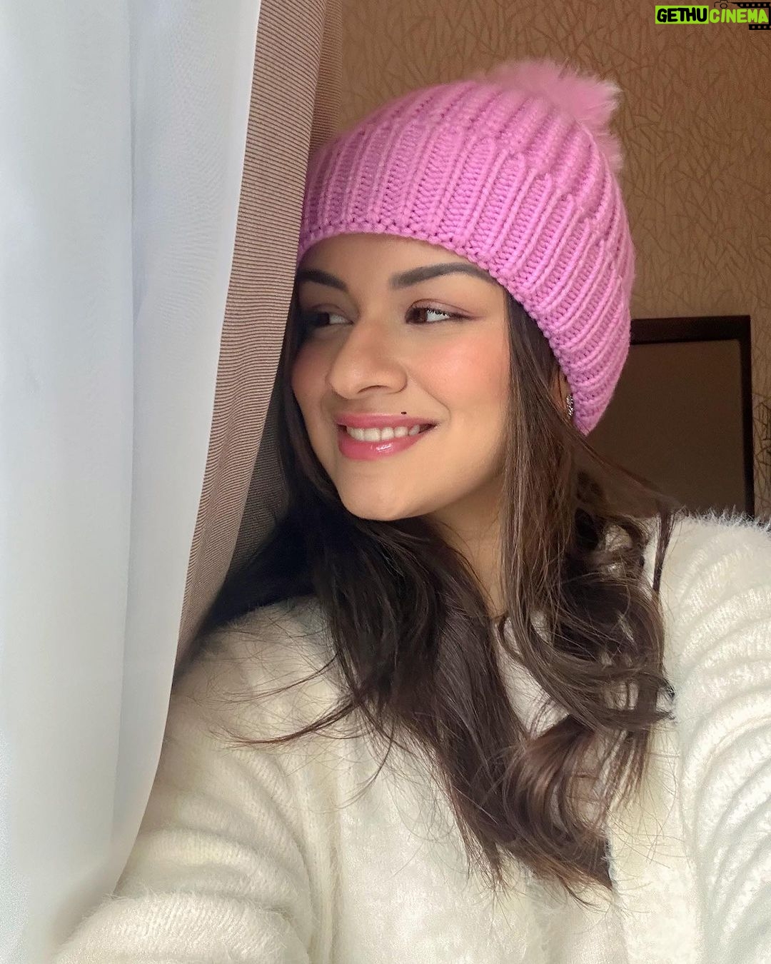 Avneet Kaur Instagram - Cold London mornings and my many moods💖❄️🍂⛄️ London, United Kingdom