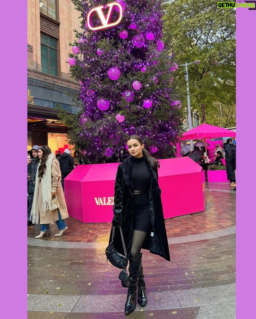 Avneet Kaur Instagram - London during Christmas 💜❄️⛄️🎄🍬 London, United Kingdom