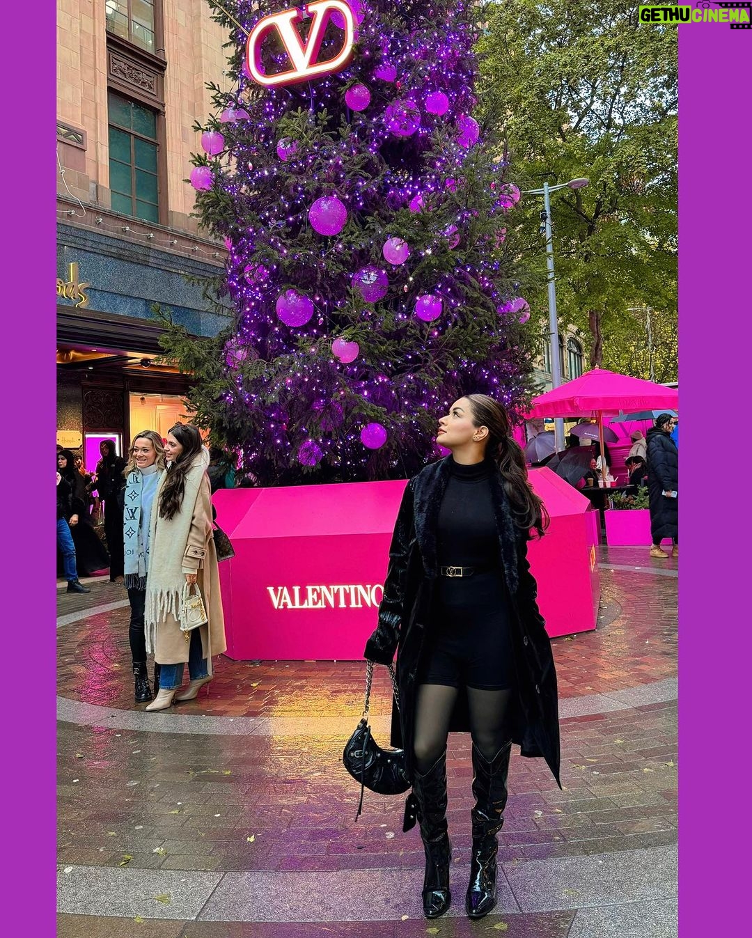 Avneet Kaur Instagram - London during Christmas 💜❄️⛄️🎄🍬 London, United Kingdom