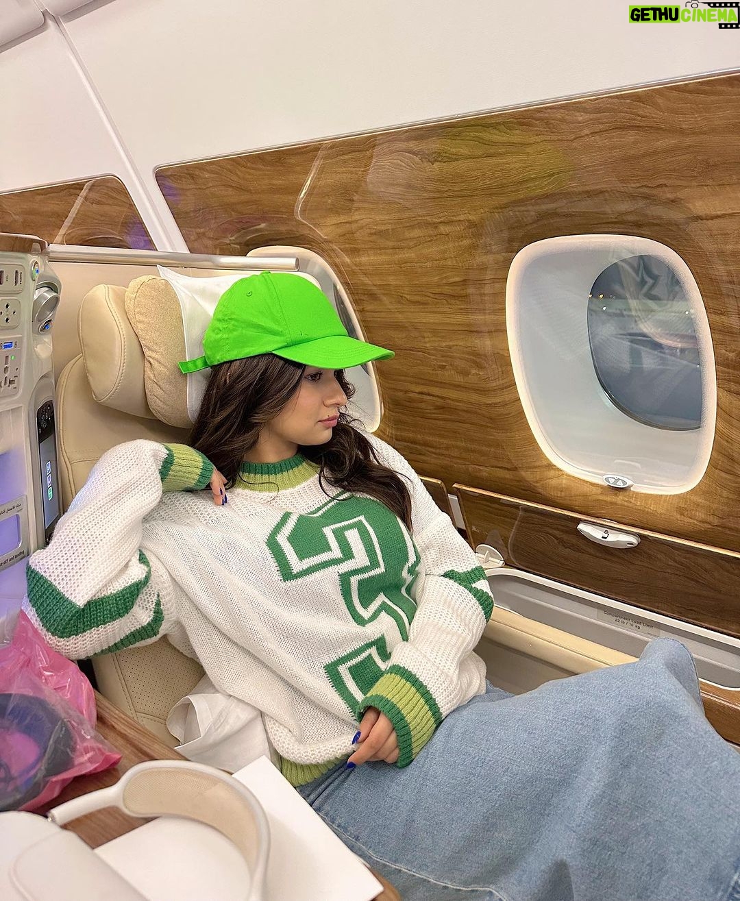 Avneet Kaur Instagram - Kadi Uk 🇬🇧 te kadi Dubai 🇦🇪 Dubai International Airport Terminal 3 (Exclusive for Emirates)