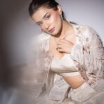 Avneet Kaur Instagram - 🕊️🤍💫 Outfit @masumimewawallaofficial Styling @littlepuffsofhappiness 📸 @kakali_das_photography
