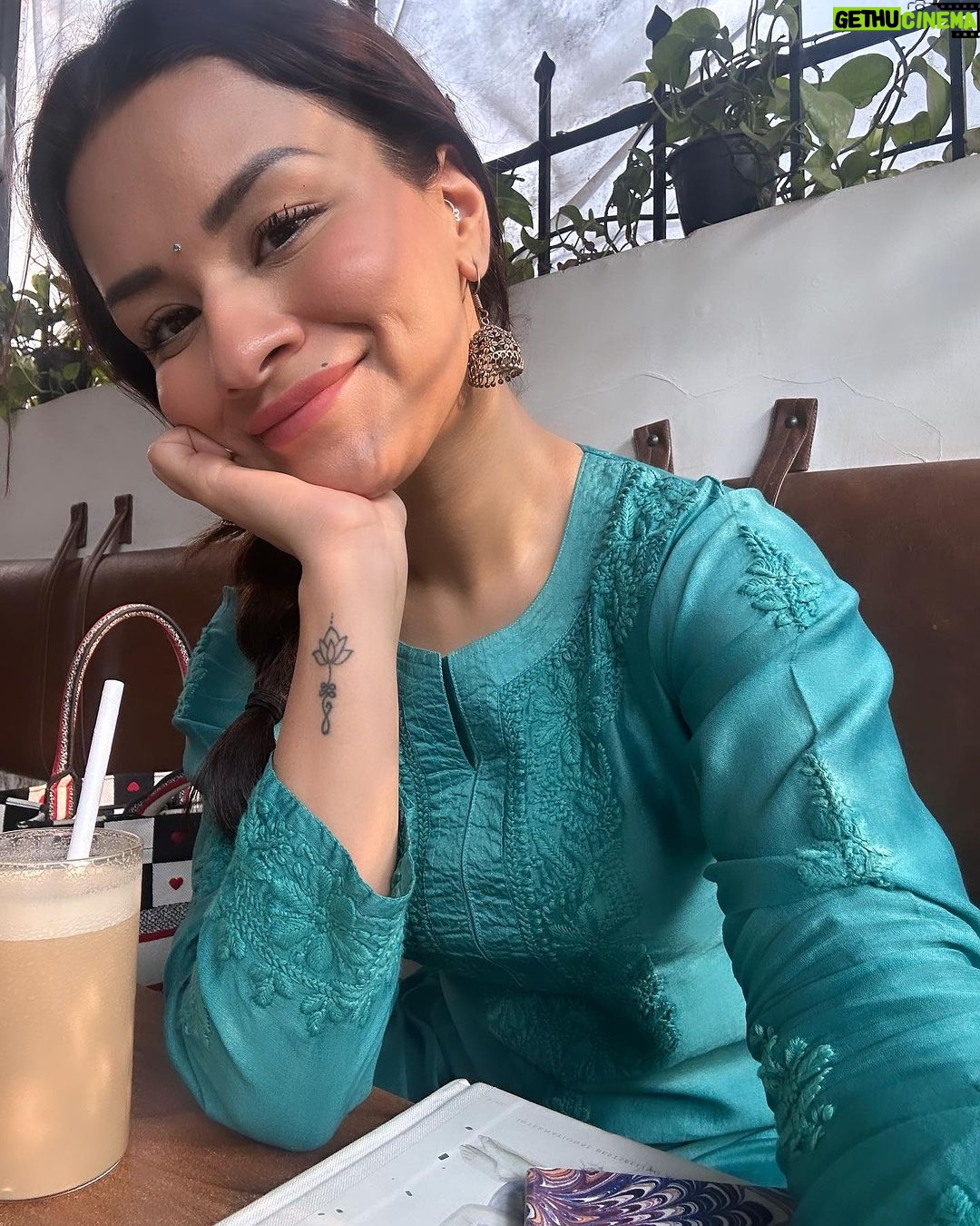 Avneet Kaur Instagram - She would not exchange her solitude for anything. Never again to be forced to move to the rhythms of others. ☕️📖☀️🔮🍂 #brunching #metime #thingsilove Mumbai, Maharashtra