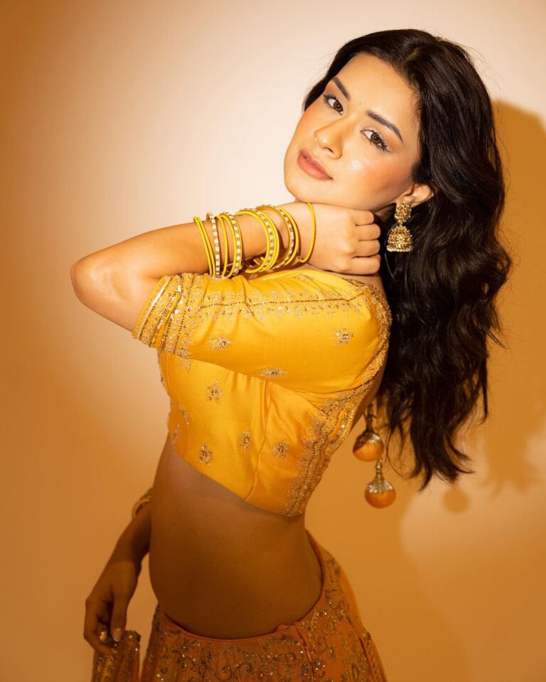 Avneet Kaur Instagram - Love and light 💛🪔✨ Outfit @jigarmaliofficial Styling @littlepuffsofhappiness 📸 @kakali_das_photography