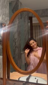 Avneet Kaur Instagram - Towel nahi no problem just zoobie doobie your way out 😂🤧