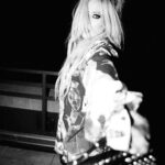 Avril Lavigne Instagram – New York nights with @nylonmag in archive @viviennewestwood