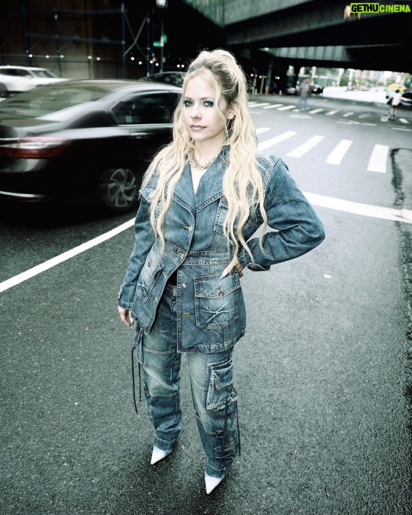 Avril Lavigne Instagram - @colinlocascio 💙 #nyfw New York, New York