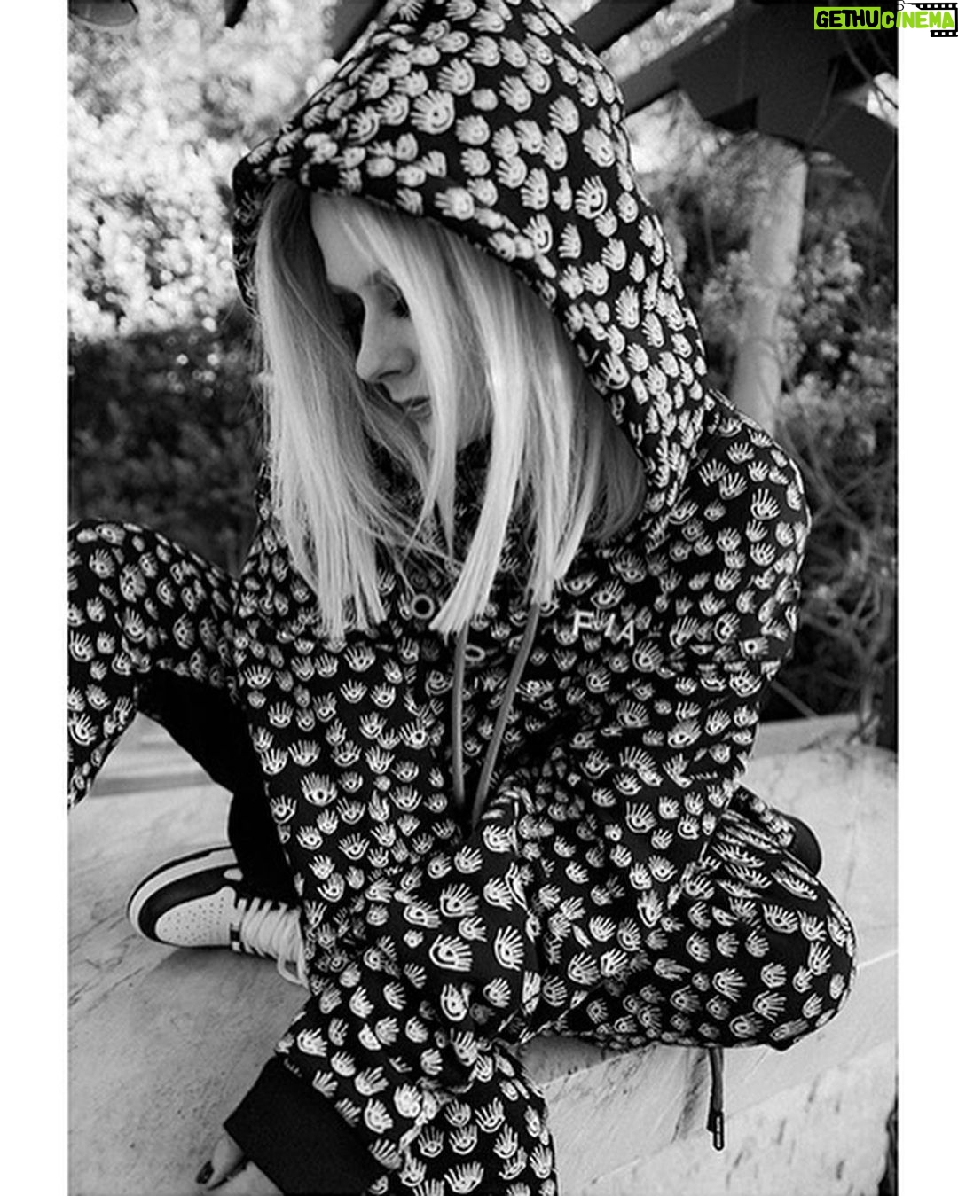 Avril Lavigne Instagram - @cap74024 π€π€ Manager: @thefamilie_ PR:@fullcoveragepr Photographer: JACQUES BURGA @jacquesburga Photo Assistant: Milo Fontanez @milofontanez Executive Producer: Detron Nelson detraviadelta Production: Nilufer Satorius @nilufersatorius Stylist: Dominique J West @dominicjwest Hair: Virginie Pineda @virginie.pineda Agency @thevisionariesagency Make up: Gabriel Panduro @gpbeautymark Location: Los Angeles @peerspace