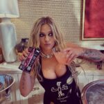 Avril Lavigne Instagram - A Bitchin Summer..Vegasss 🥵 @marshmello @beatboxbeverages Encore Beach Club