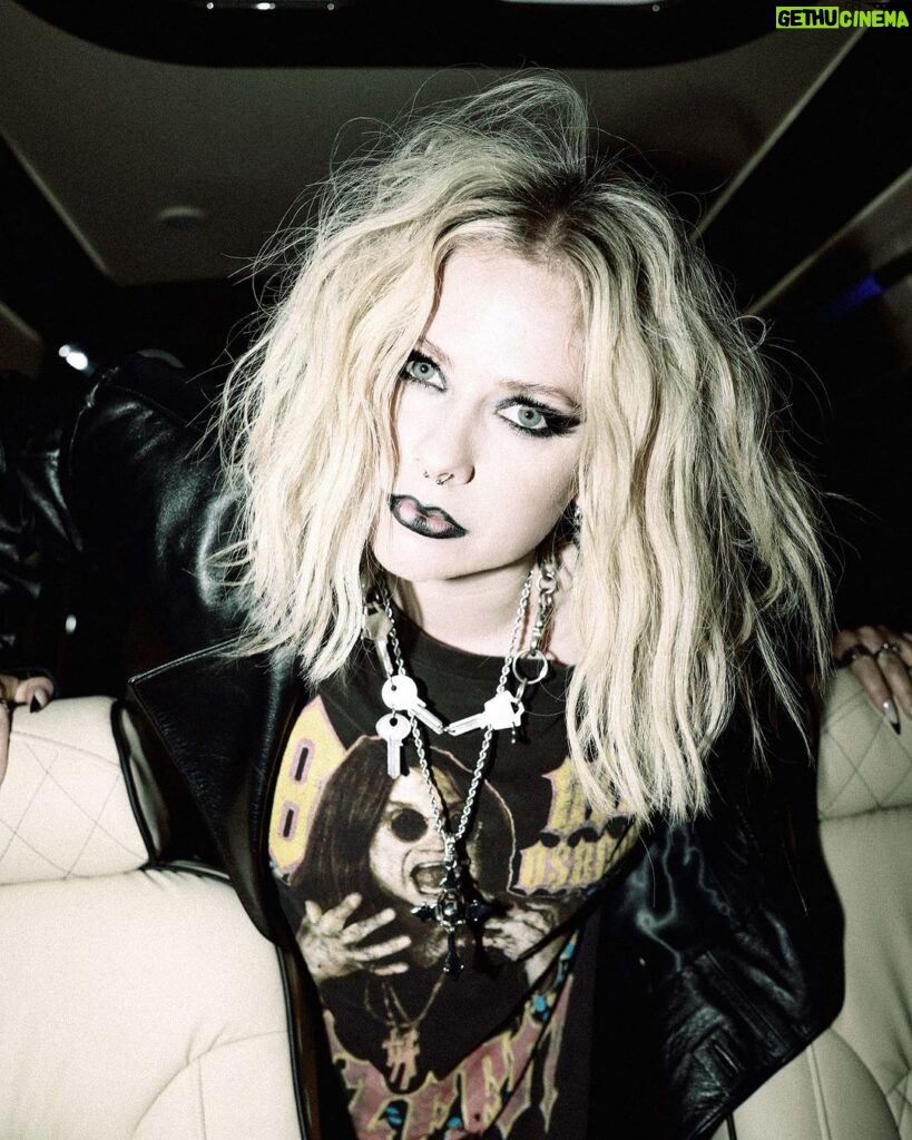 Avril Lavigne Instagram - Go hard or go home @dionlee 🖤 #nyfw New York, New York