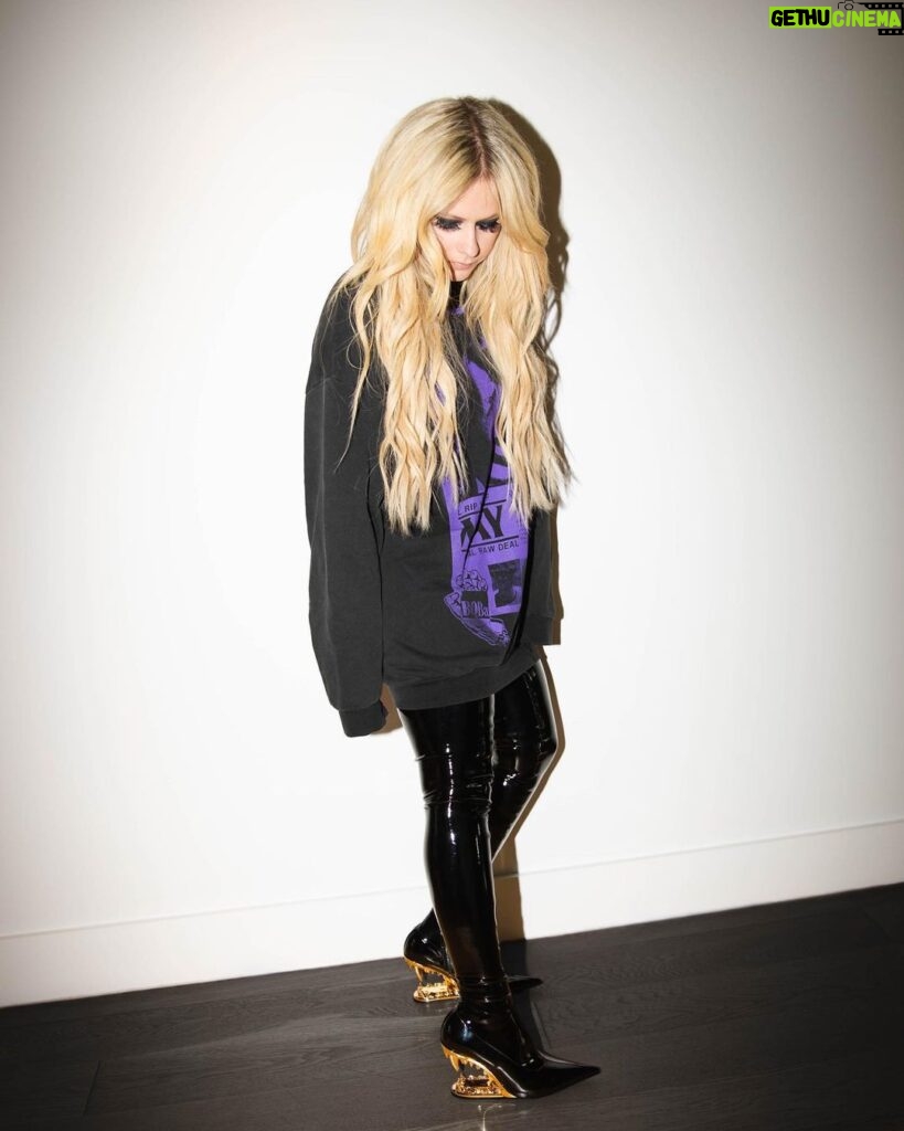 Avril Lavigne Instagram - 💜🖤