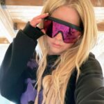 Avril Lavigne Instagram - 💜😈