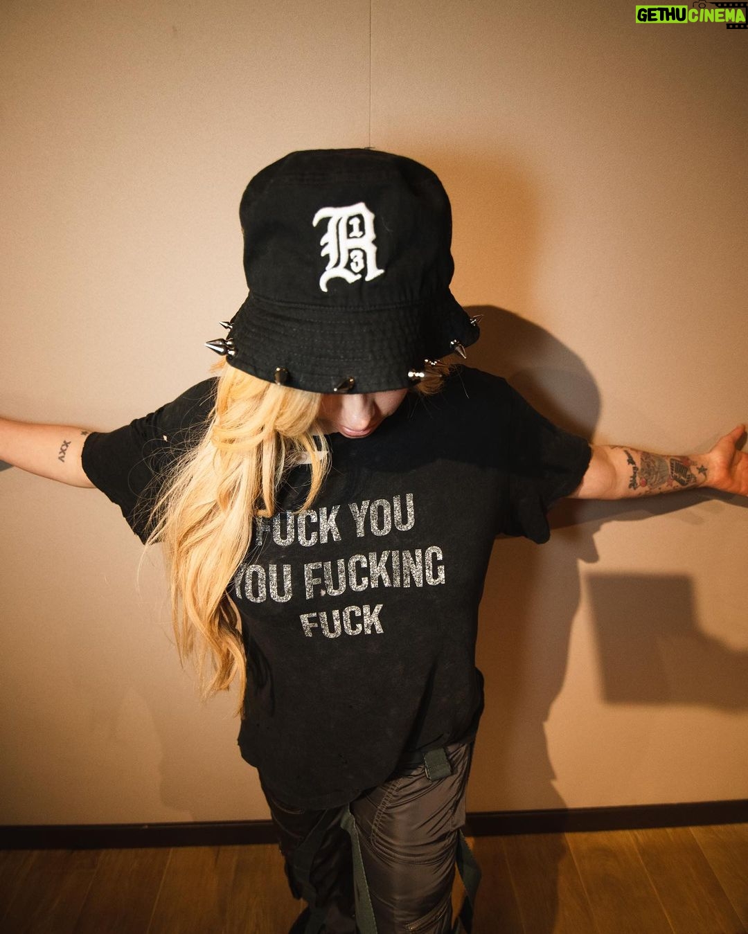 Avril Lavigne Instagram - Wrap a tour. Write songs. Party. What kinda songs do you guys wanna hear ?