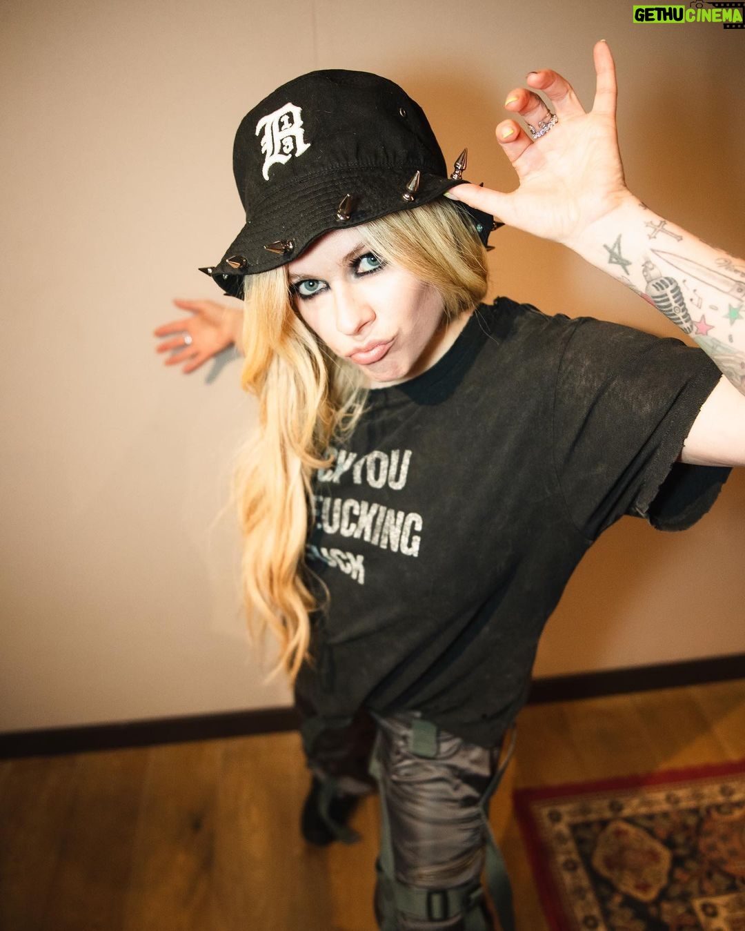 Avril Lavigne Instagram - Wrap a tour. Write songs. Party. What kinda songs do you guys wanna hear ?