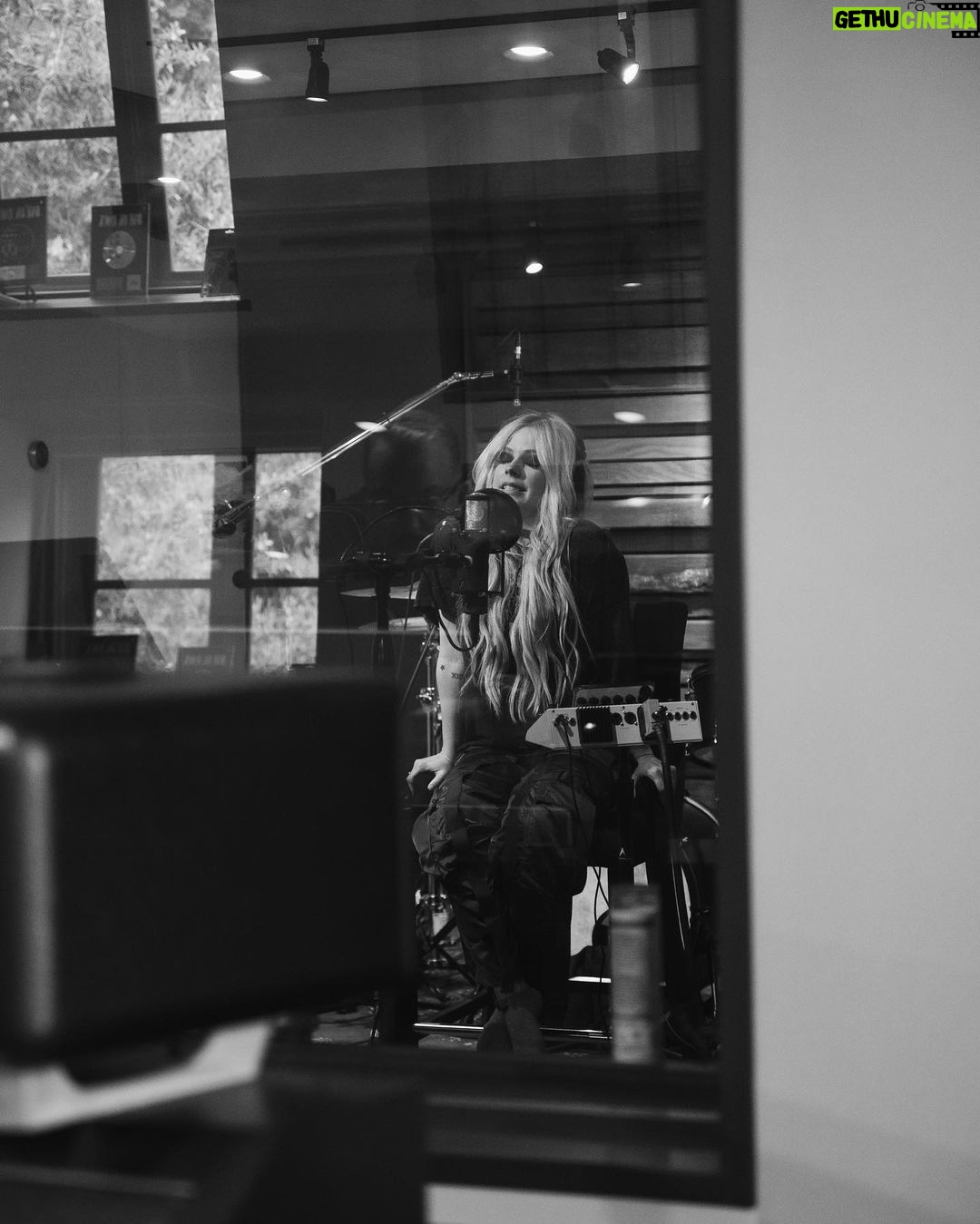 Avril Lavigne Instagram - Wrap a tour. Write songs. Party. What kinda songs do you guys wanna hear ?