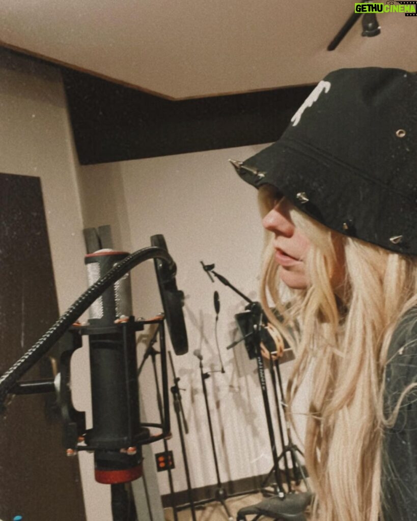 Avril Lavigne Instagram - Wrap a tour. Write songs. Party. What kinda songs do you guys wanna hear ?