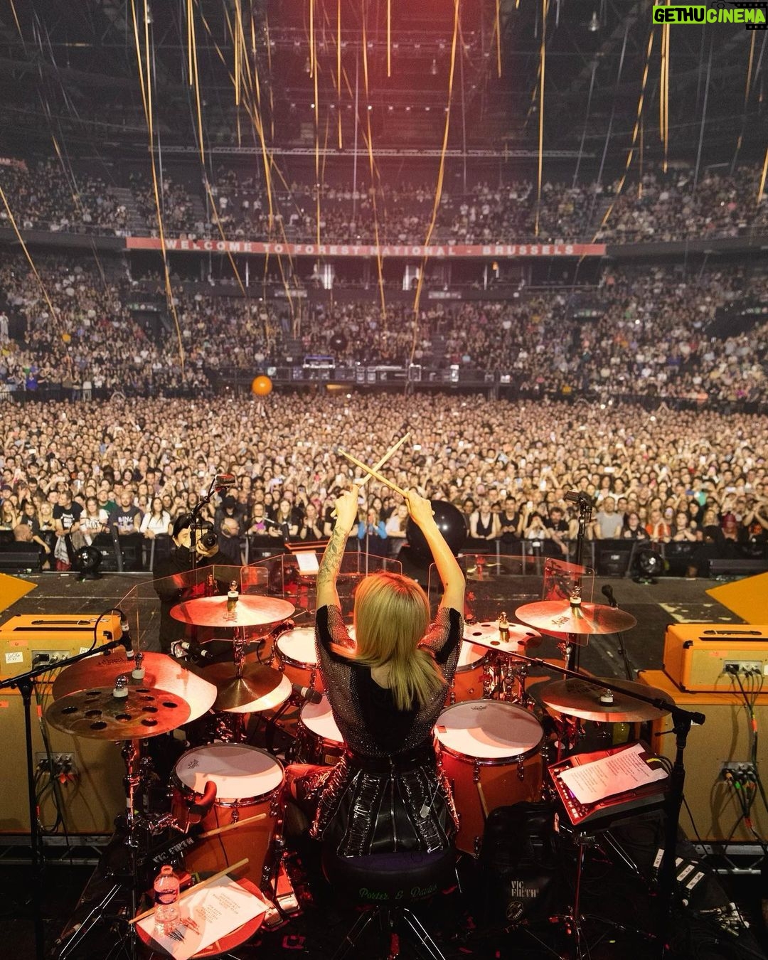 Avril Lavigne Instagram - Huge thank you to my fans, band, crew, @phem, and @girlfriends for a kickass Europe & UK Tour 🧡🖤 I’ll never forget these shows