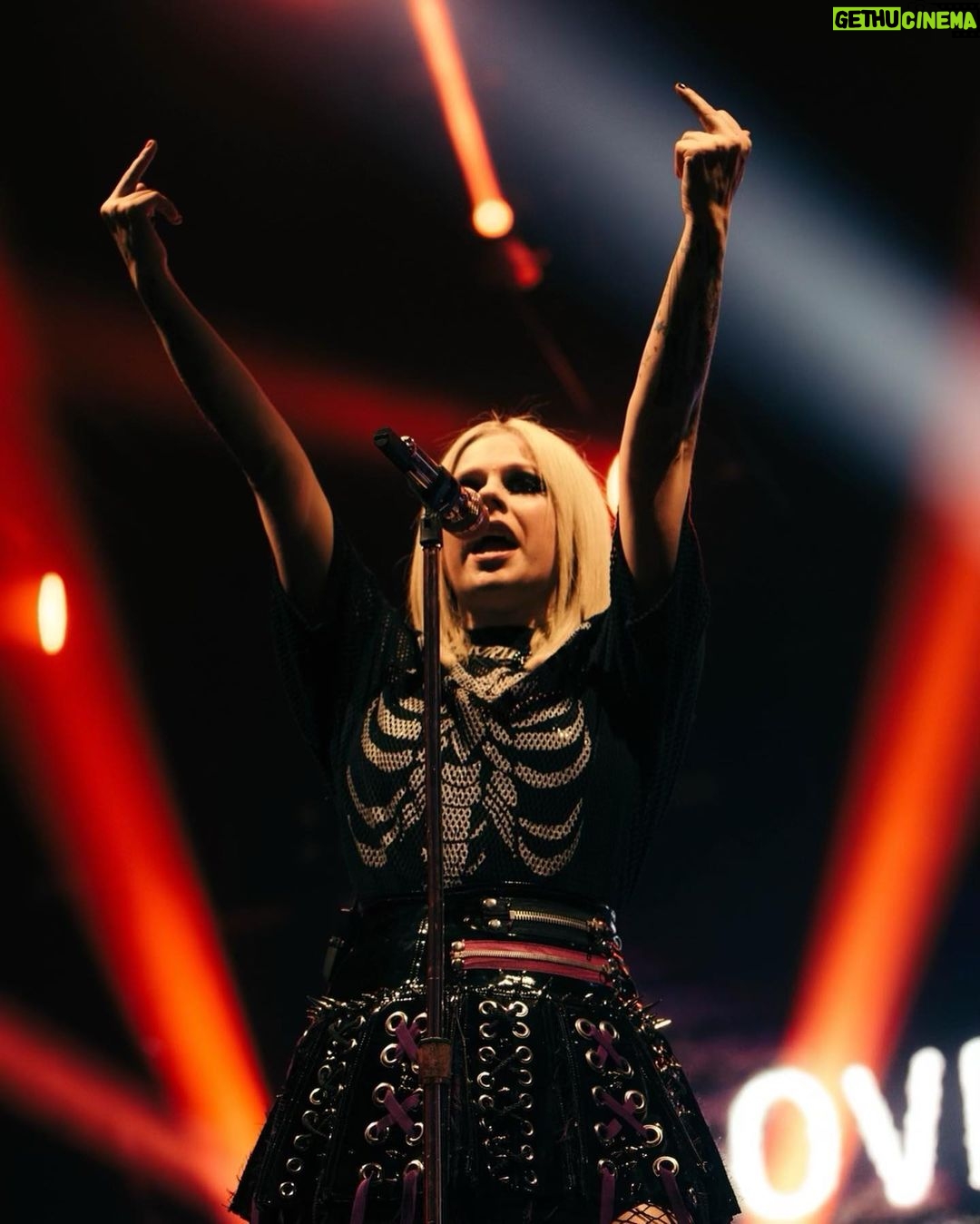 Avril Lavigne Instagram - Huge thank you to my fans, band, crew, @phem, and @girlfriends for a kickass Europe & UK Tour 🧡🖤 I’ll never forget these shows