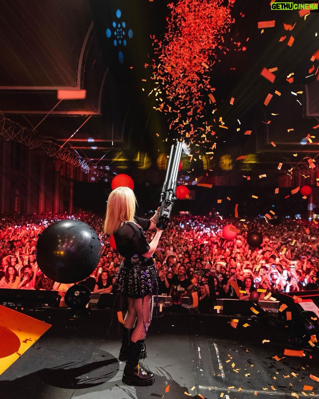 Avril Lavigne Instagram - Huge thank you to my fans, band, crew, @phem, and @girlfriends for a kickass Europe & UK Tour 🧡🖤 I’ll never forget these shows