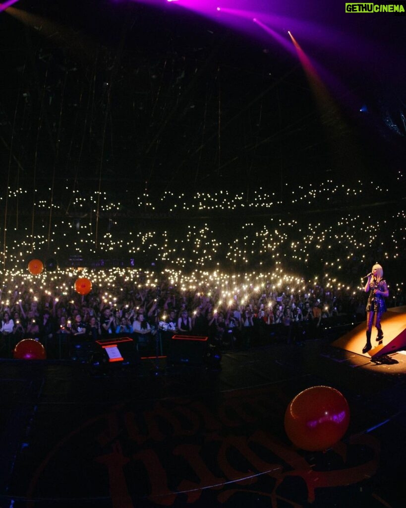 Avril Lavigne Instagram - Huge thank you to my fans, band, crew, @phem, and @girlfriends for a kickass Europe & UK Tour 🧡🖤 I’ll never forget these shows