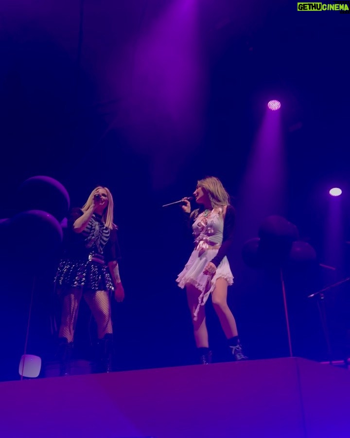 Avril Lavigne Instagram - Huge thank you to my fans, band, crew, @phem, and @girlfriends for a kickass Europe & UK Tour 🧡🖤 I’ll never forget these shows