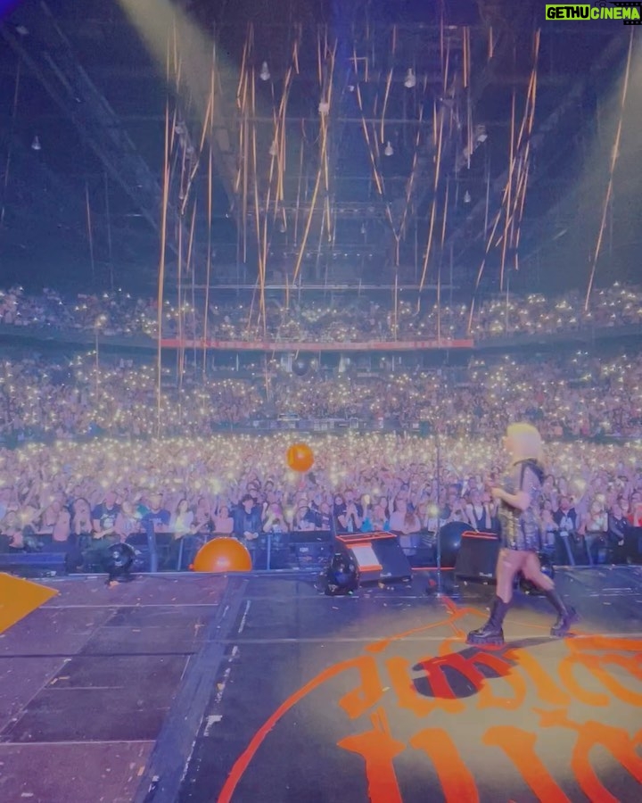 Avril Lavigne Instagram - Huge thank you to my fans, band, crew, @phem, and @girlfriends for a kickass Europe & UK Tour 🧡🖤 I’ll never forget these shows
