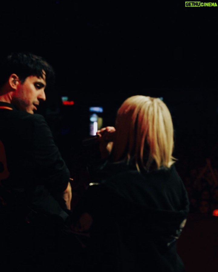 Avril Lavigne Instagram - Huge thank you to my fans, band, crew, @phem, and @girlfriends for a kickass Europe & UK Tour 🧡🖤 I’ll never forget these shows