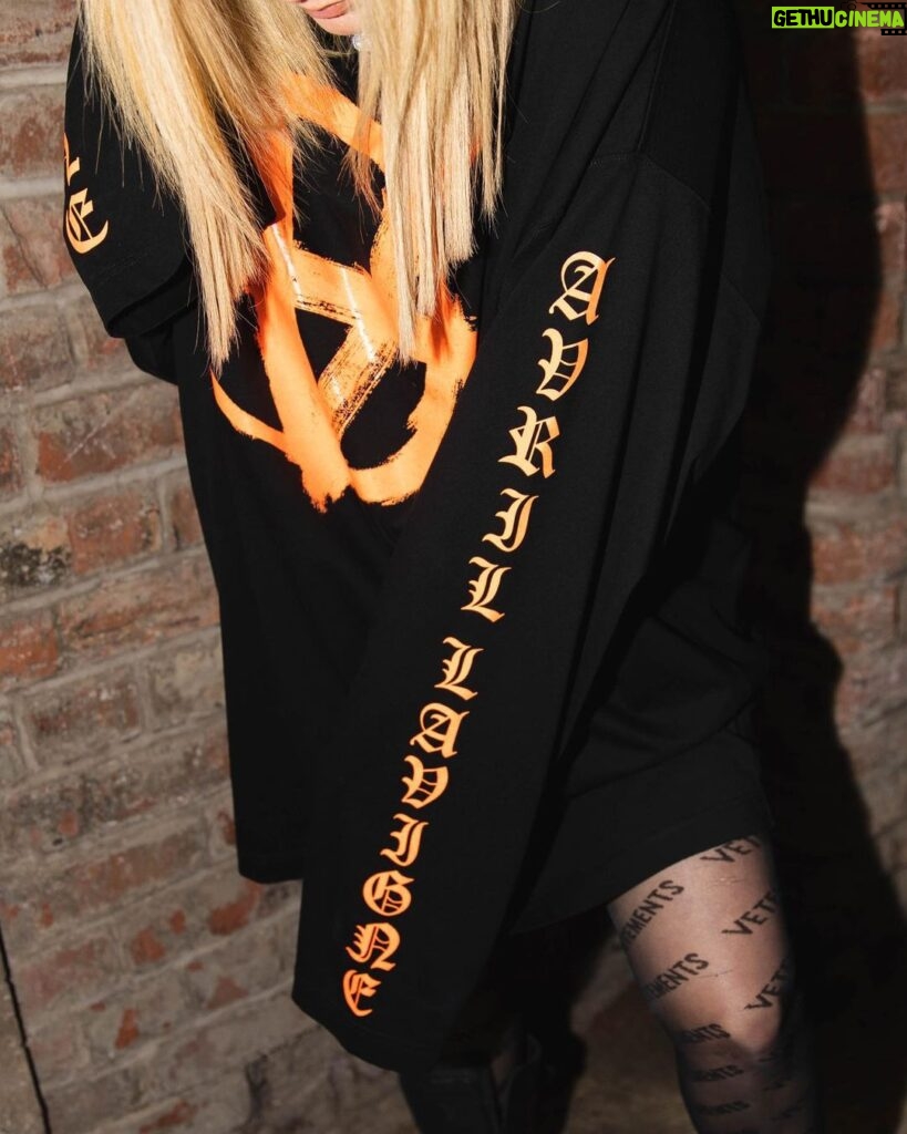 Avril Lavigne Instagram - Custom Vetements x Love Sux 🧡 Cologne, Germany