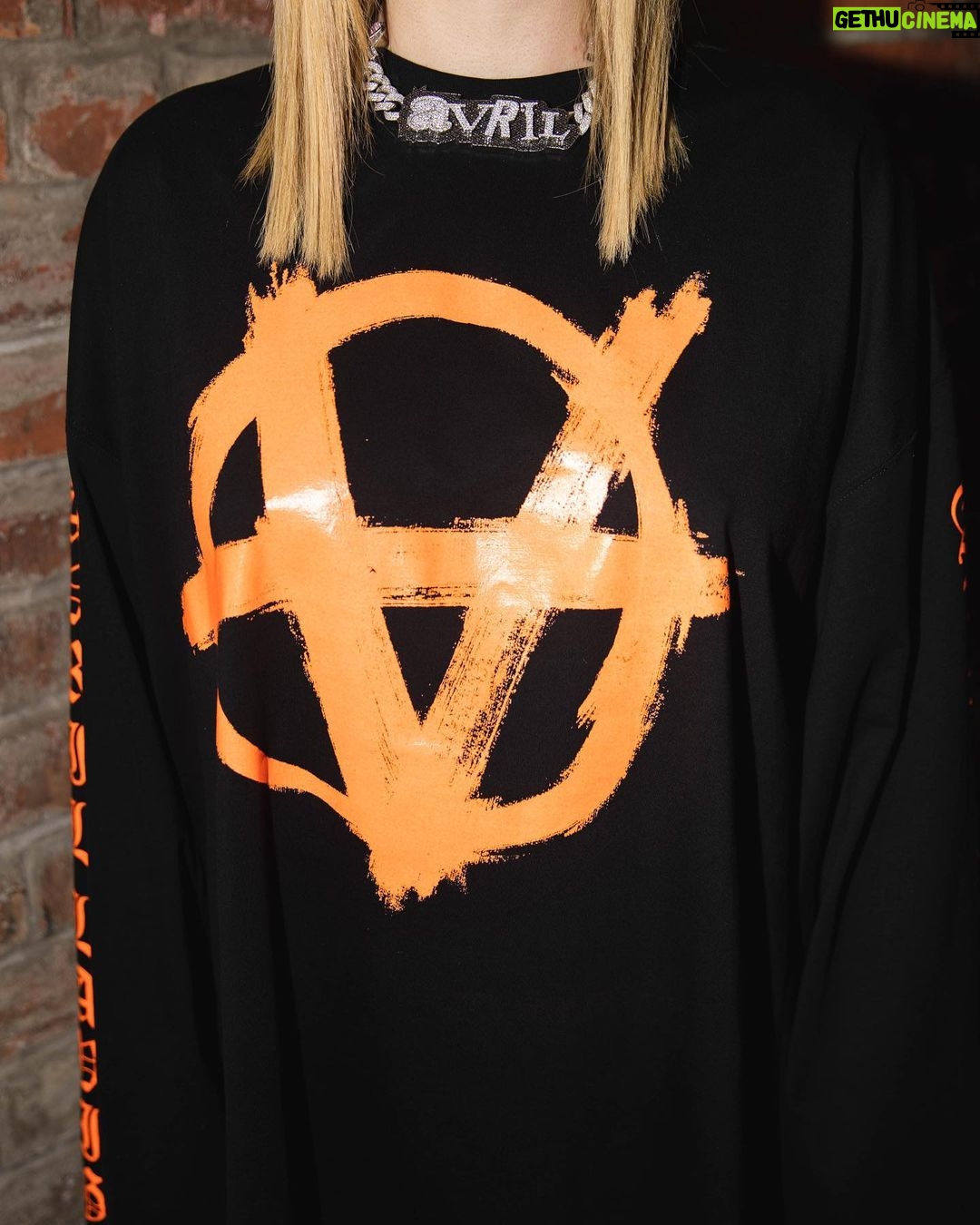 Avril Lavigne Instagram - Custom Vetements x Love Sux 🧡 Cologne, Germany